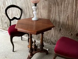 Antikt lille bord med 2 stole