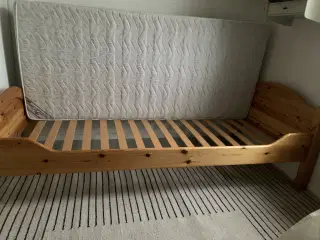 Fyrretræsseng med madrad