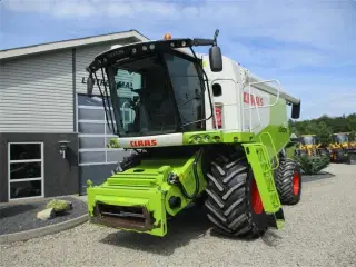 CLAAS LEXION 750 Gårdmaskine med V900 skærebord.