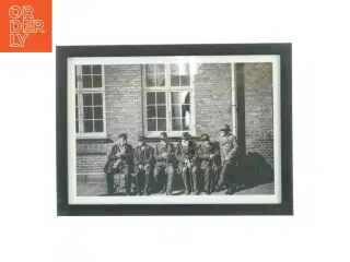 Sort billedramme med sort-hvid fotografi fra Nielsen (str. 2x29,7 cm)