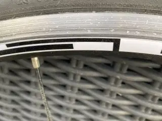 28” med 700 x 23 conti dæk