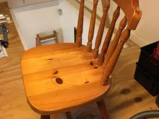 4 fyrretræsstole sælges