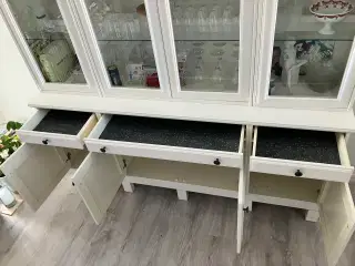 Smukt renoveret vitrineskab