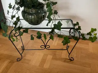 BLOMSTERBORD/BLOMSTEROPSATS AF SMEDEJERN