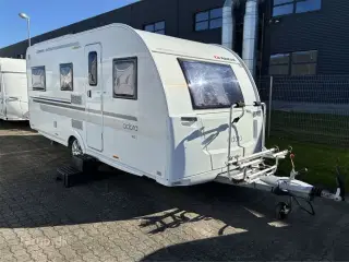 2014 - Adria Adora 512 UL   Mover, myggenetsdør, enkeltsenge m/udtræk, rundsidde-gruppe, el-gulv-varme, 90l. køleskab med fryser, stabilisator, glatte glasfibersider