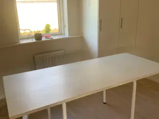 Bordplade med hvide stålben 