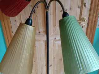 Standerlampe med skærme i trafiklys farver 