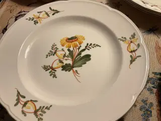 4 flade tallerkener og 2 dybe i Maj - Aluminia