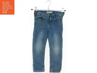 Børnejeans med kænguruapplikation fra Name It (str. 98)