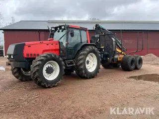 Traktor Valtra 8450 med Moheda skogsvagn