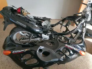 Reservedele til GSX 750F årgang 2003/04,   ( Se %)