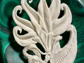 Vintage broche håndskåret af elfenben/perlemor
