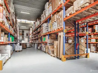 Stort kombineret lager- og kontorlejemål – centralt beliggende i Vejle