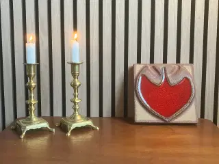 Flot Søholm relief med rødt hjerte.