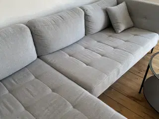 Lys grå sofa i stof