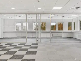 Kontor/lagerlejemål på 746 m² med nem adgang til offentlig transport