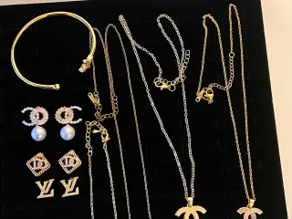 Forgyldte smykker. Priser fra 200 kr. 