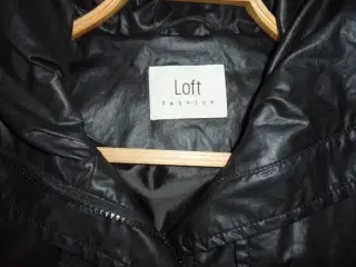 Loft Regnjakke i sort str. 40