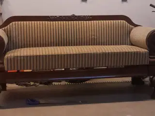 Sofa  med flotte udskæringer 
