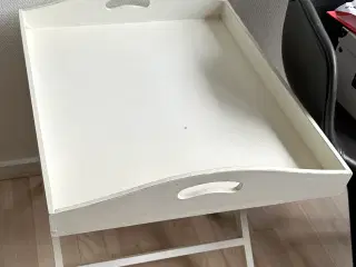 Fint lille hvidt bakkebord kan afhentes gratis