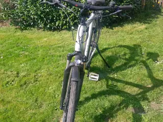 Næsten ny cykel , kun brugt 2 gange 