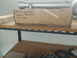 Venstre gaffelben.  Suzuki  TU 250.