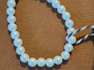Armbånd af hvide perler 