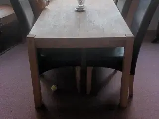 Spisebord i eg