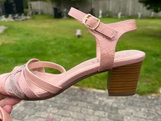 B&CO sandal med lille hæl