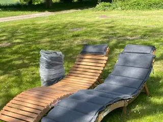 To liggestole med hynder. 