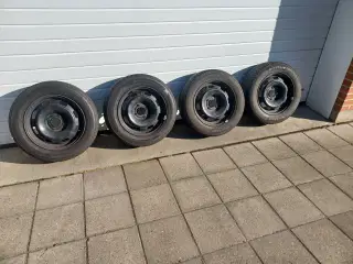 Peugeot / Citroen helårsdæk på fælge.