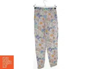 Bukser med blomsterprint fra H&M (str. 140)