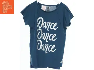 Blå T-shirt med danseskrift fra Adidas (str. 140)