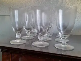 Antikke øl- eller vandglas med stilk og krystal