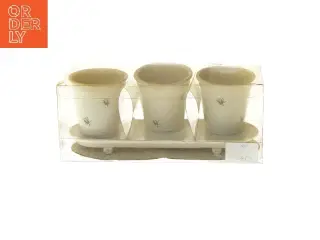 Sæt med tre krus på bakke (str. 24x8x10 cm)