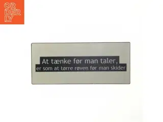 Metalskilt med citat (str. 30 x 13 cm)