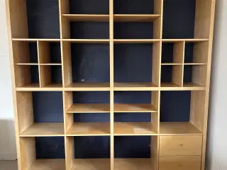Velholdt reol i birk med mørkeblå baggrund