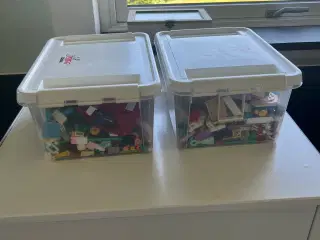 To kasser med LEGO