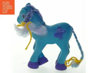 Blå legetøjshest med fletninger (str. 13x15 cm)