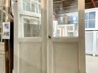 Lav, klassisk dobbeltdør med trukket glas