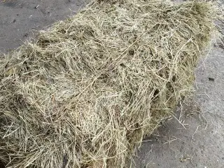 Hø i småballer