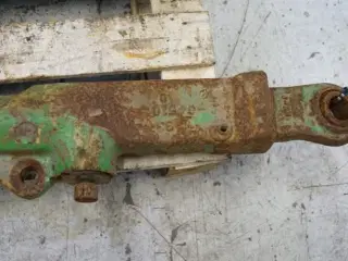 John Deere 4040 R.H. Liftarm AR80666