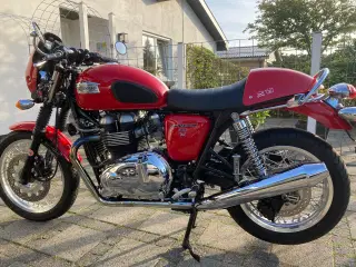 Triumph truxton 900