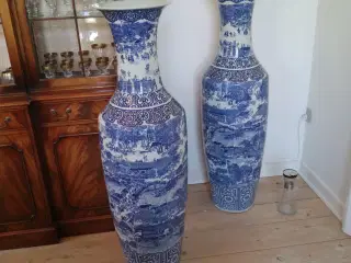Et par Kinesiske kolossal vaser i porcelain.