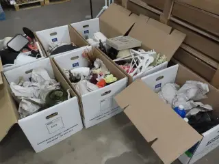 Indhold af te-køkken samt diverse brugskunst