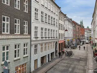 Momsfrit kontorlejemål på pulserende gade