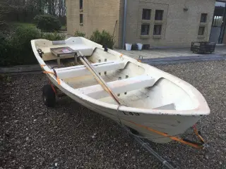 Jolle 4800cm. Med el motor. Vogn medfølger.