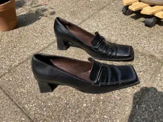 Billi Bi sko, sort str 42, middelhøj hæl