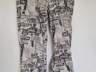 Bukser med skrift og skilte mønster