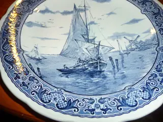 Delfts platte med skibe, måler 31 cm.